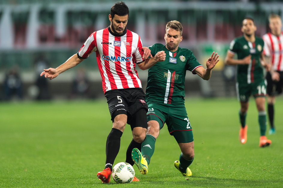 Adam Kokoszka w walce o piłkę podczas meczu Śląsk - Cracovia (2:2) w październiku 2016 r. za kadencji Mariusza Rumaka