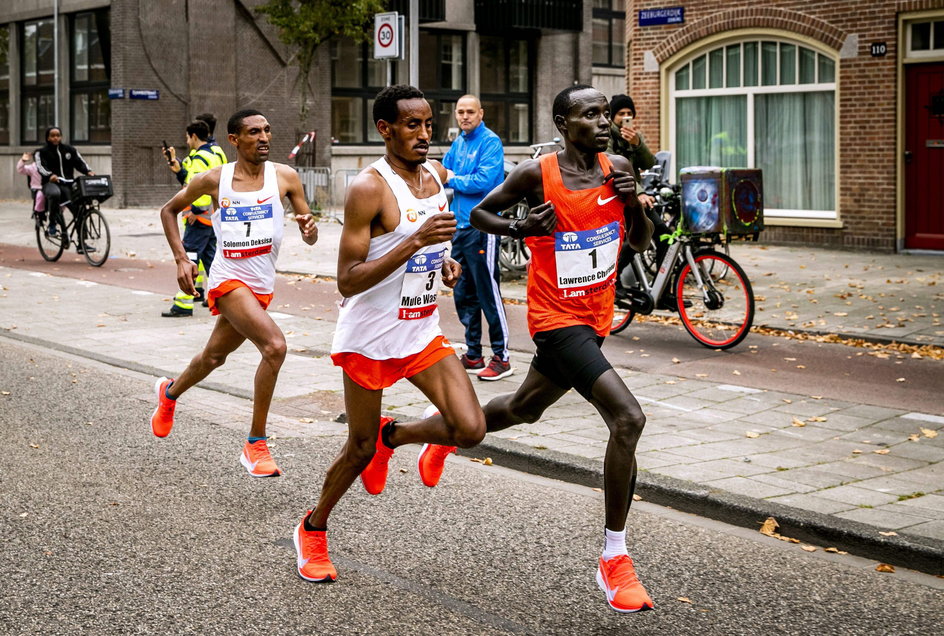 Lawrence Cherono (czerwona koszulka) w końcówce pokazał rywalom plecy w Amsterdamie