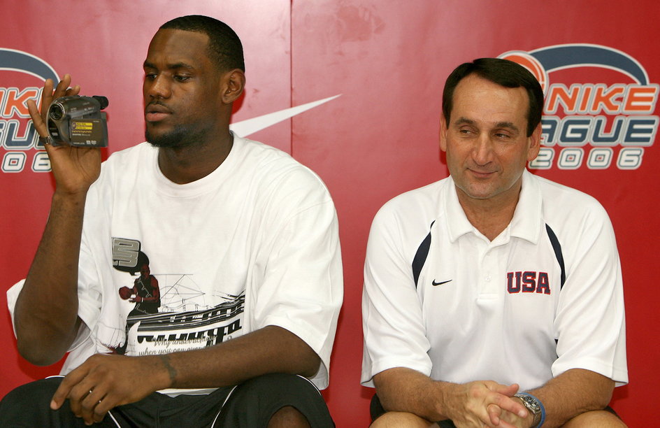 Mike Krzyzewski i LeBron James w 2006 r.