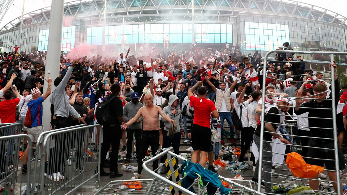 Angielscy kibice przed finałem Euro 2020 na Wembley