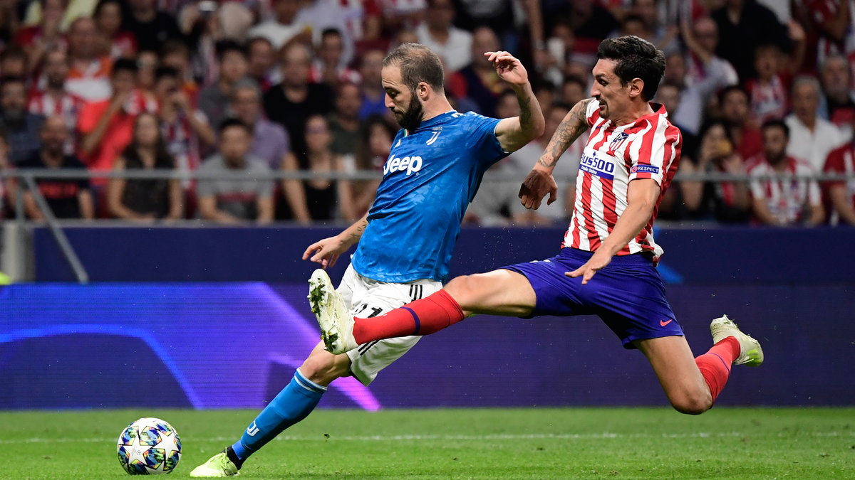 Gonzalo Higuain (Juventus Turyn) i Stefan Savić (Atletico Madryt)