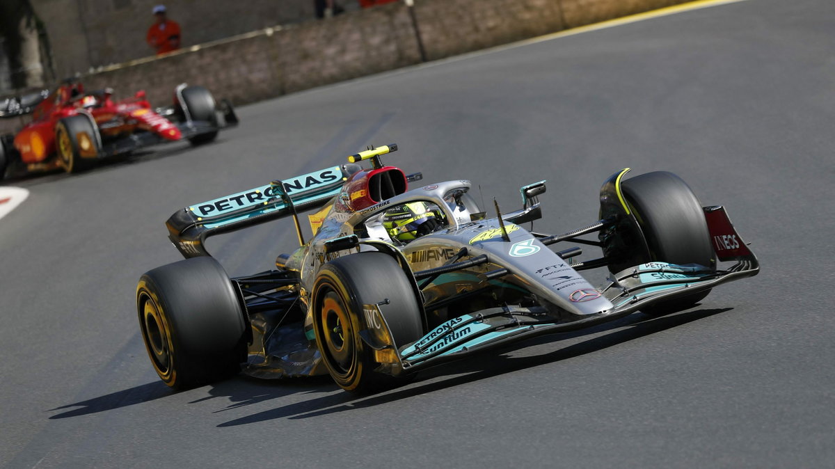 Lewis Hamilton czuł ból prowadząc bolid. FIA wkroczyła do akcji.