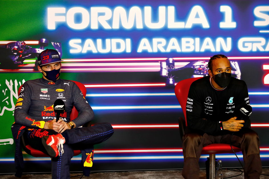 Lewis Hamilton i Max Verstappen w Arabi Saudyjskiej w 2021 r.