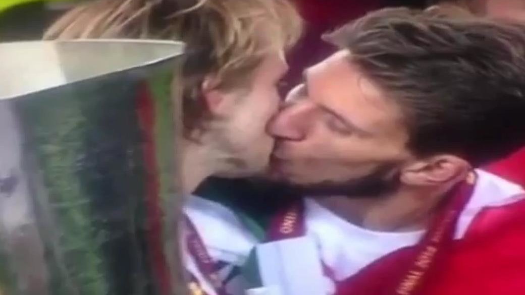 Pocałunek graczy Sevilli po finale Ligi Europy