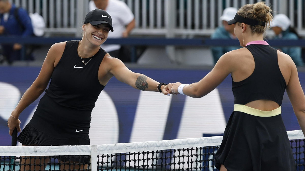 Aryna Sabalenka (po lewej) i Paula Badosa