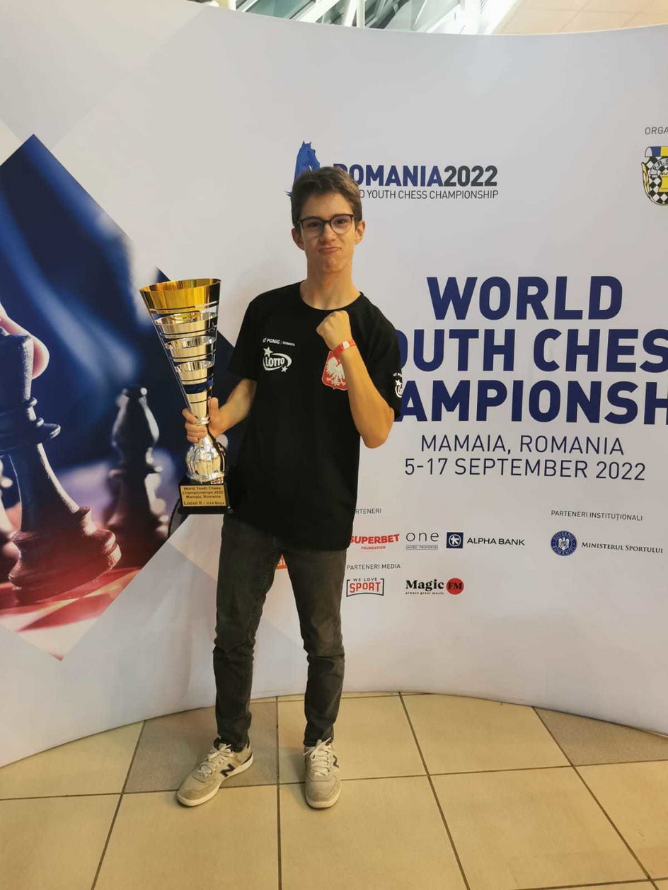 Jakub Seemann świętujący sukces na mistrzostwach świata juniorów w Rumunii