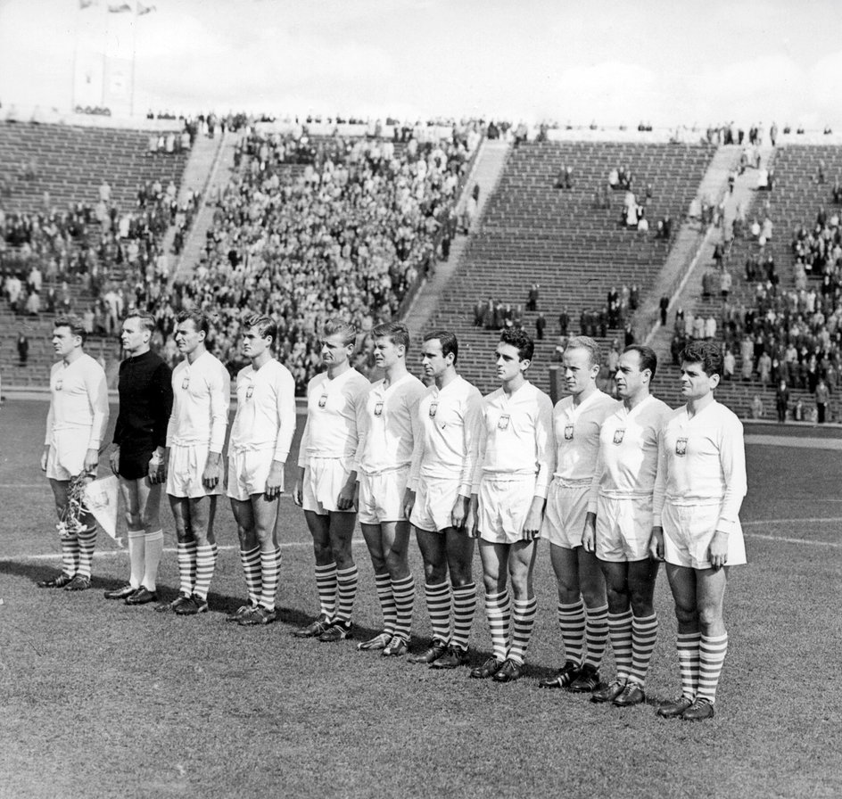 Reprezentacja Polski przed meczem z Czechosłowacją (1964). Ryszard Grzegorczyk trzeci z lewej