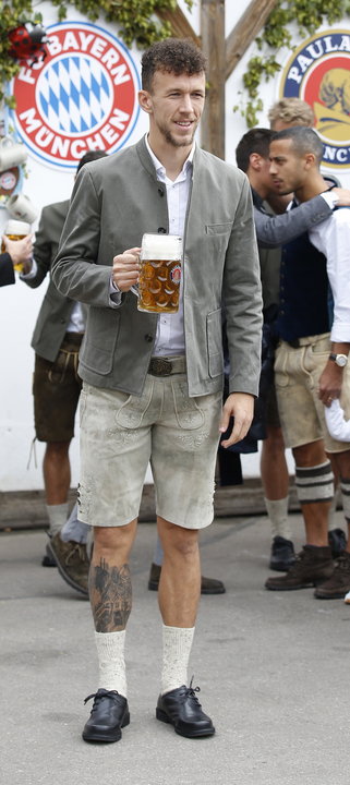 epa07900902 - GERMANY SOCCER BAYERN MUNICH OKTOBERFEST (FC Bayern Munich attends Oktoberfest)