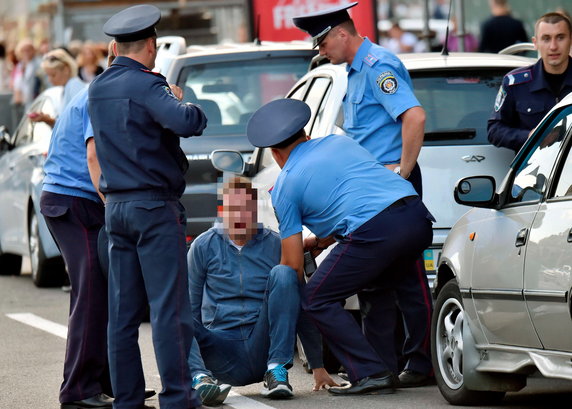 Ukraińska policja pomaga jednemu z kibiców Legii Warszawa