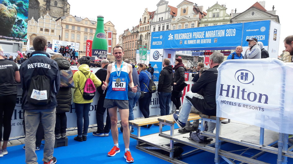 Meta Prague Marathonu osiągnięta zgodnie z planem. Saucony Kinvara 10 sprawdziły się w boju, a na niebieskim dywanie  prezentowały się całkiem nieźle