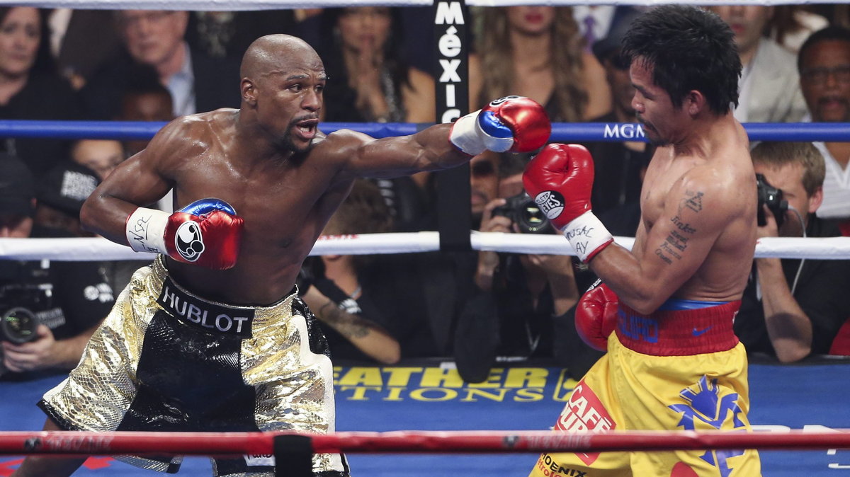 Floyd Mayweather Jr. (L)