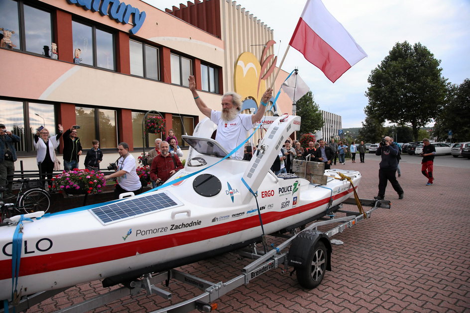 Aleksander Doba witany przez władze i mieszkańców Polic po trzecim przepłynięciu kajakiem przez Atlantyk (2017 r.)