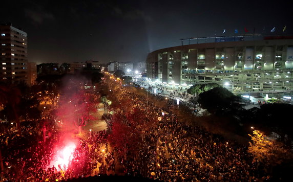 epa08079795 - SPAIN CATALONIA CRISIS (Protests ahead of FC Barcelona and Real Madrid soccer match)