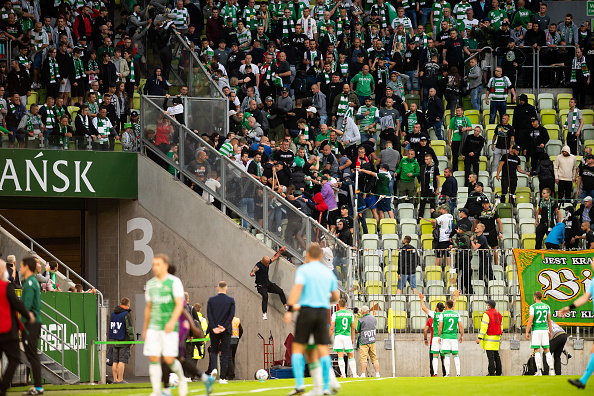 Bijatyka na trybunach stadionu w Gdańsku