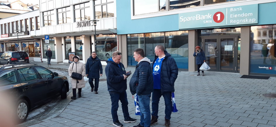 Jedyni kibice w centrum Molde w. barwach klubu na trzy godziny przed meczem