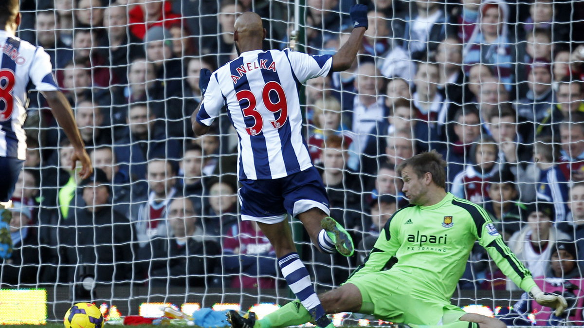 Nicolas Anelka trafia w meczu z West Ham United