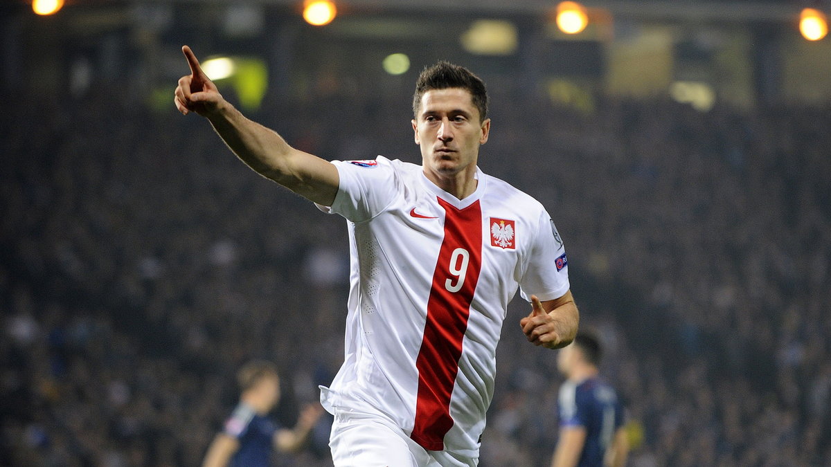 Robert Lewandowski poprowadził piłkarską reprezentację Polski do awansu na Euro 2016, fot. Andy Buchanan / AFP Photo