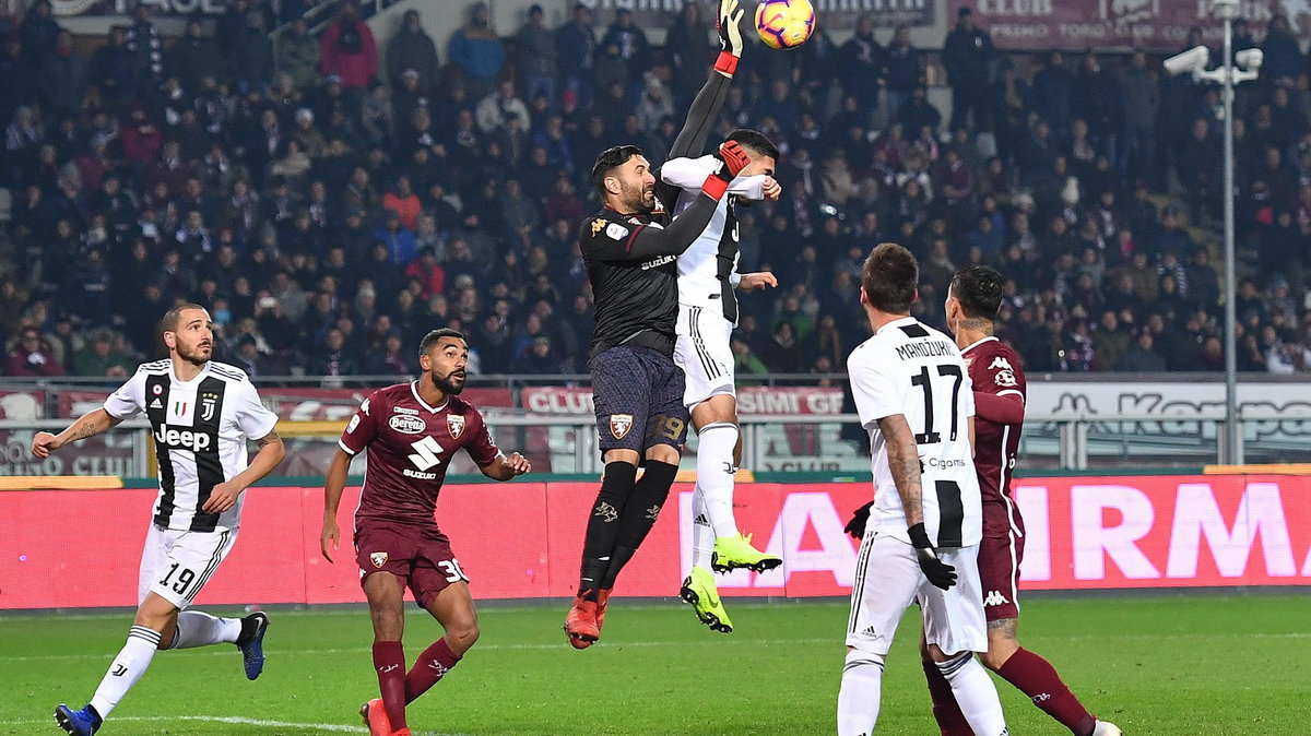 Salvatore Sirigu (Torino FC) oraz Leonardo Bonucci i Mario Mandzukić (Juventus Turyn)