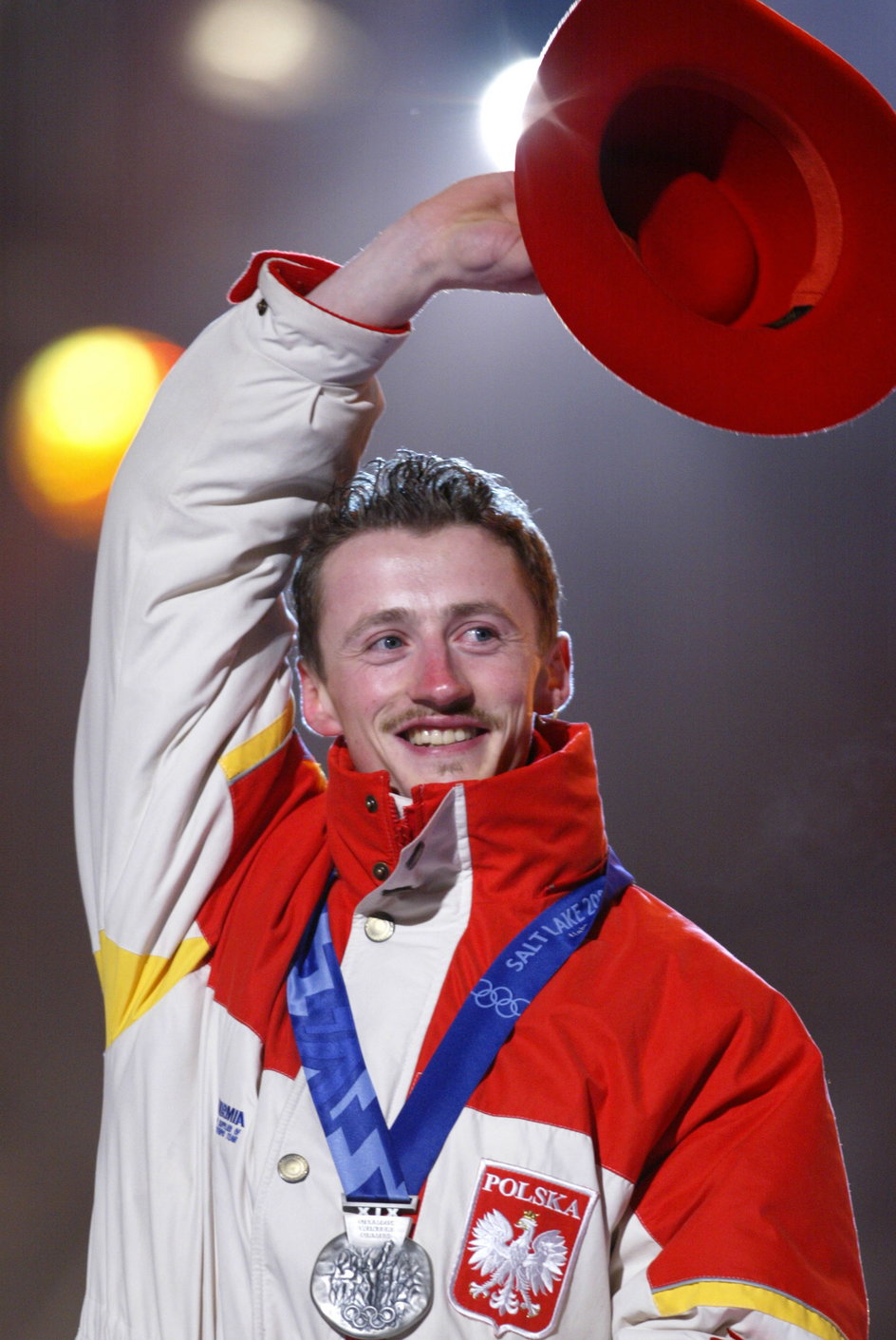 Adam Małysz zdobył swój pierwszy medal olimpijski w skokach narciarskich 30 lat po Wojciechu Fortunie.