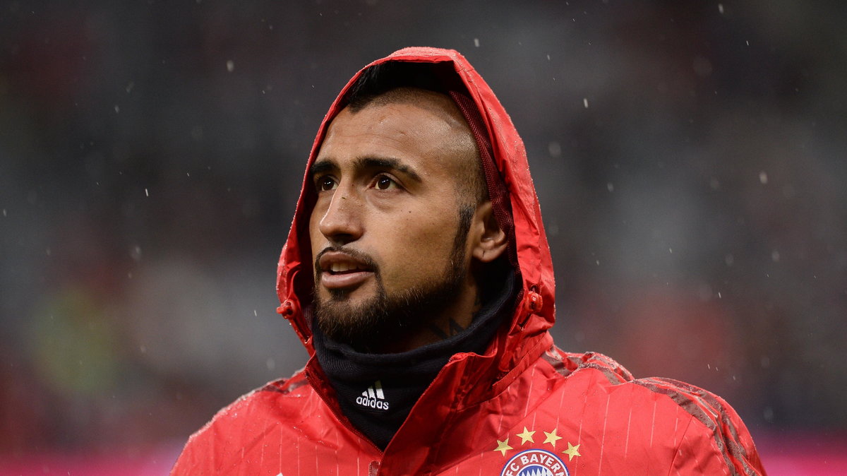 Bayern Munich's Arturo Vidal warms up before the German first division Bundesliga football match of FC Bayern Munich vs TSG 1899 Hoffenheim in Munich, southern Germany, on January 31, 2016. / AFP / LUKAS BARTH / RESTRICTIONS: DURING MATCH TIME: DFL RULES 