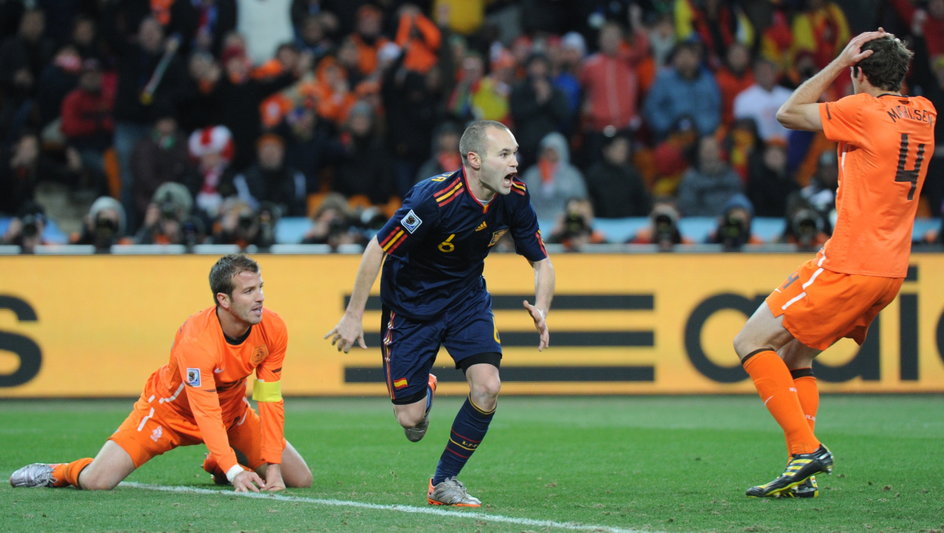 Andres Iniesta po zdobyciu bramki w finale MŚ 2010 z Holandią