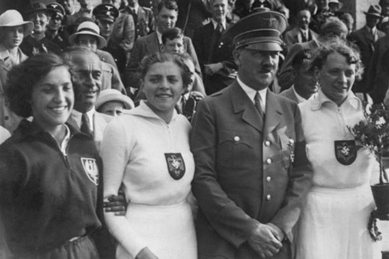 Zdjęcie Marii Kwasniewskiej z Adolfem Hitlerem i niemieckimi zawodniczkami
