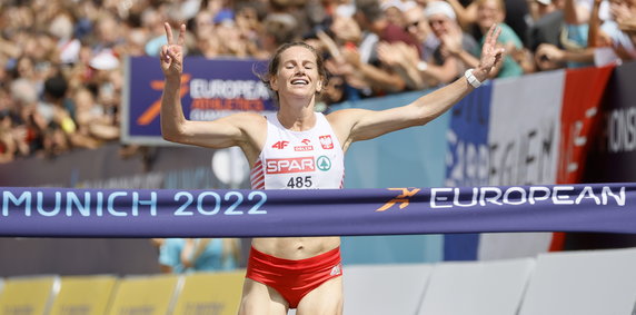 Aleksandra Lisowska przekracza metę maratonu na lekkoatletycznych mistrzostwach Europy
