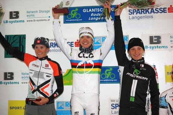 Blaza Klemencić, Maja Włoszczowska i Janka Stevkova na podium Kamptal Klassik