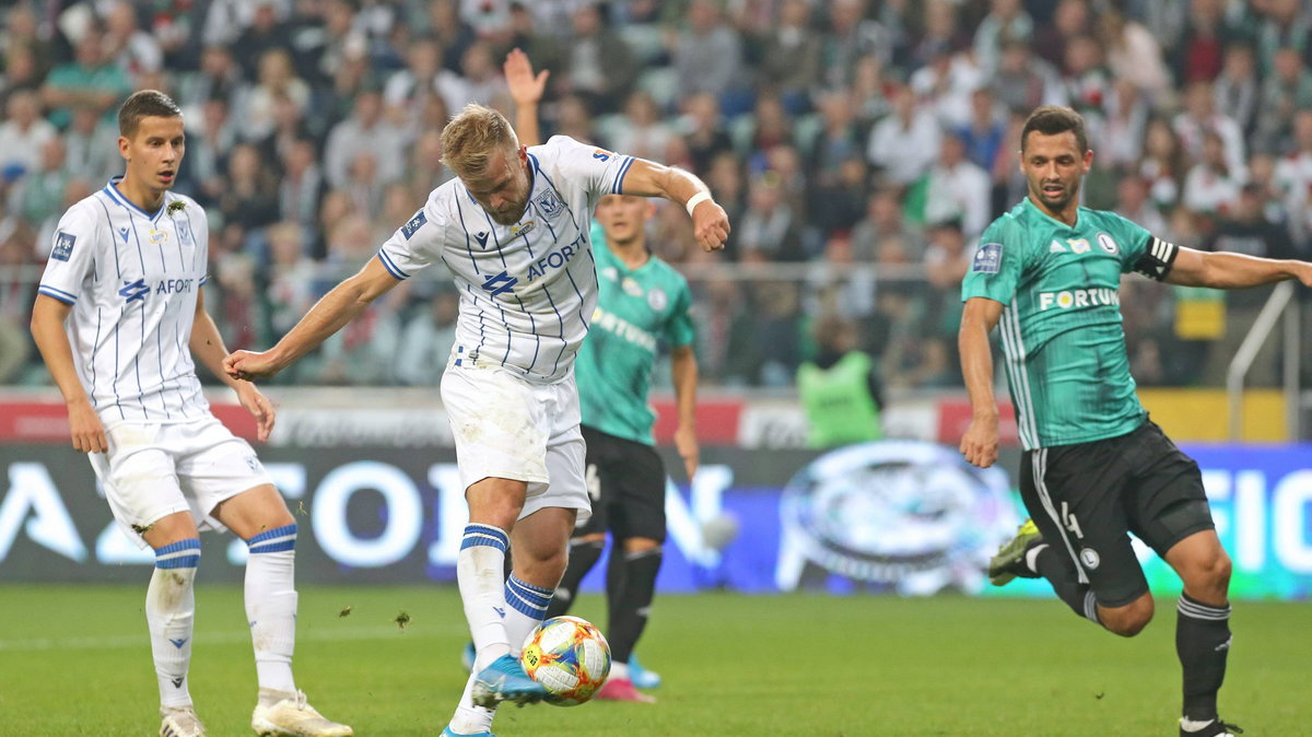 Legia – Lech. Przy piłce Christian Gytkjaer. 