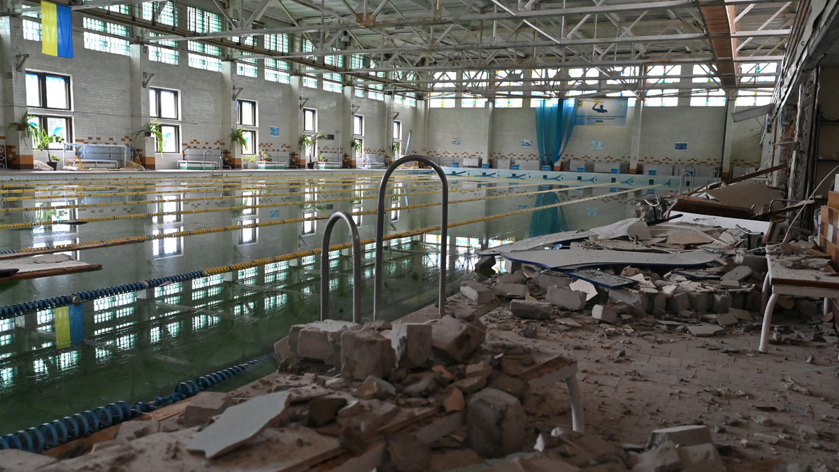 Od roku na terenie Ukrainy niemal każdego dnia brzmią alarmy przeciwlotnicze. W ataku rakietowym zniszczone zostały obiekty, m.in. pływalnia, w kompleksie sportowym w Charkowie.