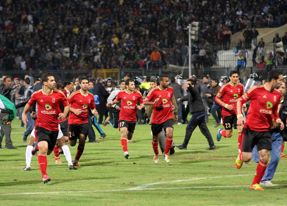Piłkarze klubu Al-Ahly uciekają przed rozwścieczonym tłumem (01.02.2012)