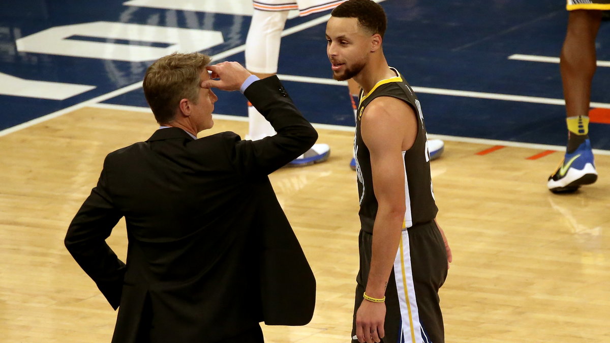 Steve Kerr (z lewej) i Stephen Curry