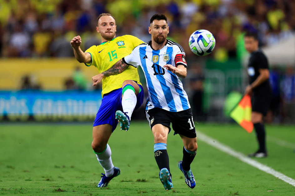 Lionel Messi i Carlos Augusto podczas meczu Argentyny z Brazylią