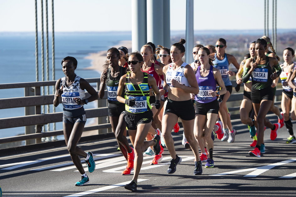 Maraton w Nowym Jorku – uczestnicy biegną z Staten Island przez Brooklyn, Queens, Bronx i Manhattan do mety w Central Parku