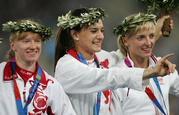 Od lewej: Swietłana Fieofanowa, Jelena Isinbajewa i Anna Rogowska w 2004 roku