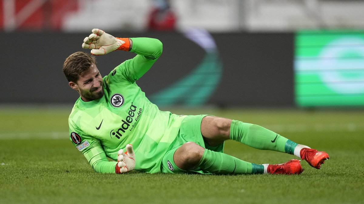 Bramkarz Kevin Trapp z Eintrachtu Frankfurt na ziemi po trafieniu petardą podczas meczu grupy D Ligi Europy UEFA pomiędzy Royalem Antwerpia a Eintrachtem Frankfurt