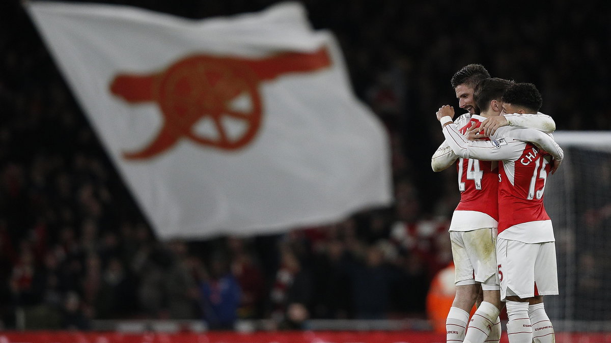 Arsenal's French striker Olivier Giroud (L), Arsenal's Spanish defender Hector Bellerin (C) and Arsenal's English midfielder Alex Oxlade-Chamberlain celebrate following the English Premier League football match between Arsenal and Manchester City at the E