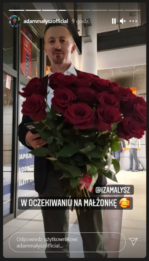 Adam Małysz czekał na żonę z pięknym bukietem kwiatów