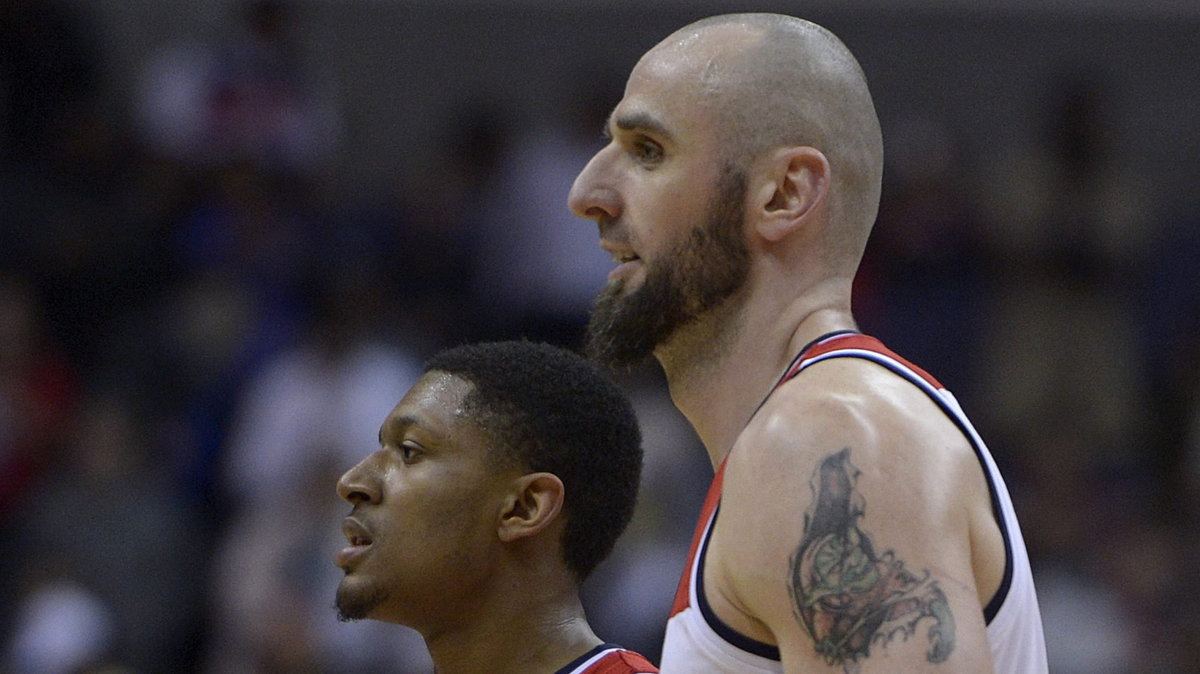 Bradley Beal (L) i Marcin Gortat