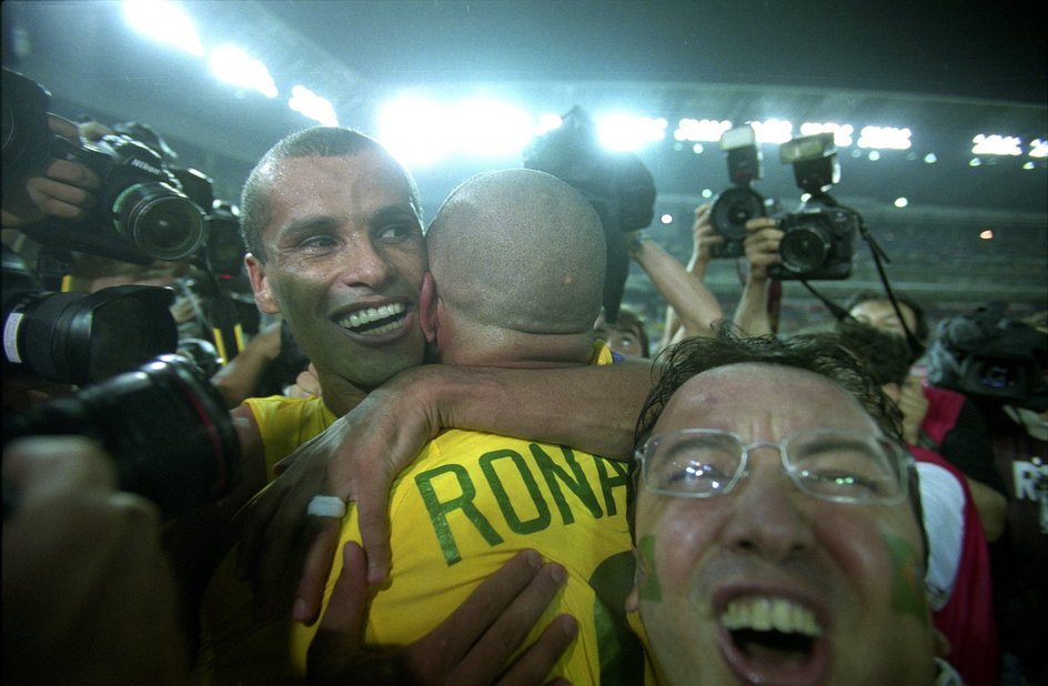 Rivaldo (z lewej) obejmujący Ronaldo po finale mundialu w 2002 r.