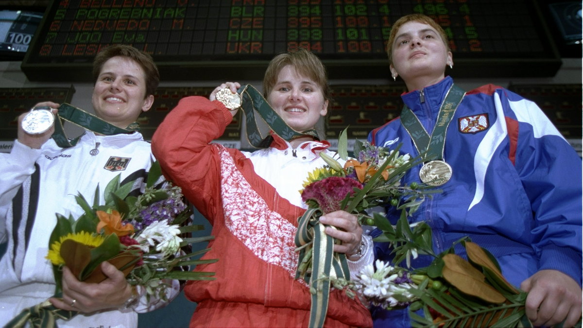 Renata Mauer (w środku). Po lewej Petra Horneber, a po prawej Aleksandra Ivosev