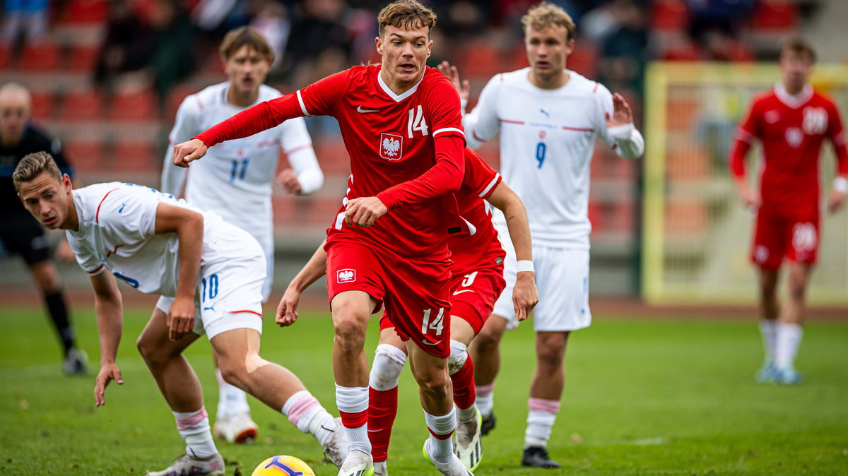 Patryk Mazur (na środku) podczas meczu reprezentacji Polski U-18