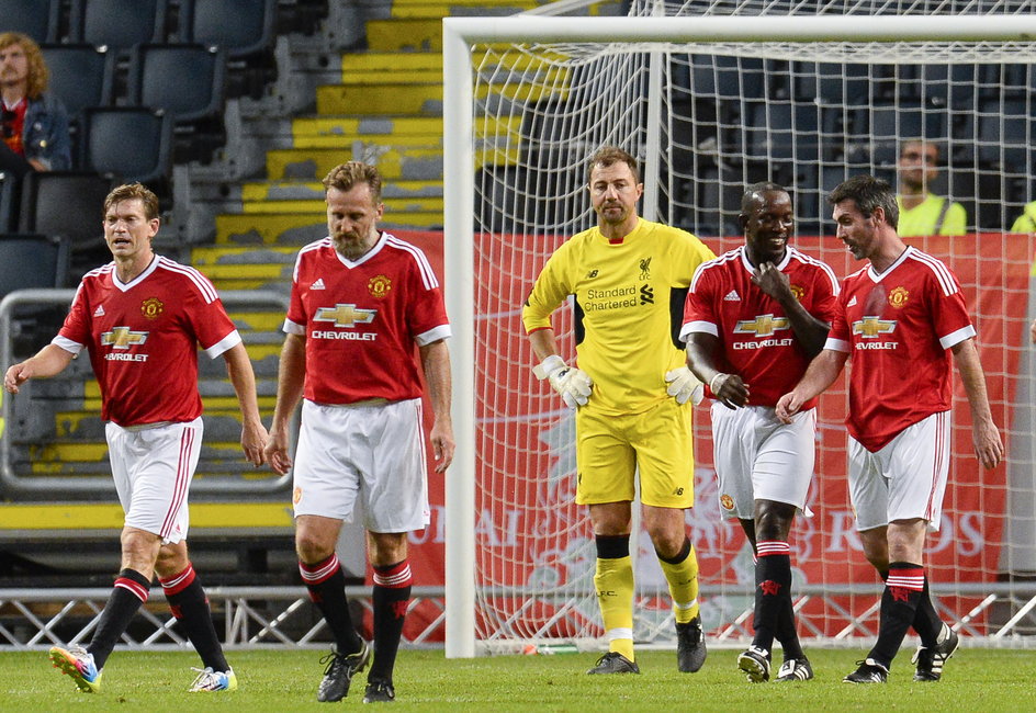 Jeszcze sześć lat temu Jerzy Dudek bronił uderzenia napastników Czerwonych Diabłów. Było to jednak w charytatywnym meczu gwiazd Liverpool - Manchester United