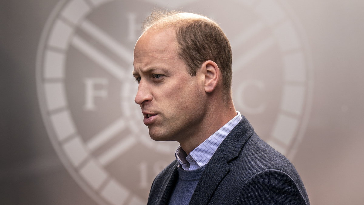 Książę William podczas wizyty na stadionie Heart of Midlothian (12 maja 2022 r.)