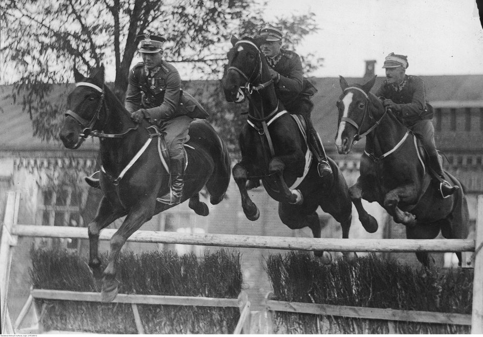 Królikiewicz (z lewej), mjr Michał Toczek, por. Kazimierz Szosland (z prawej). Królikiewicz zdobył brązowy medal podczas VIII Olimpiady