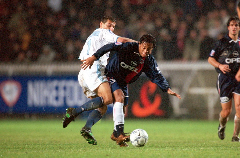Ronaldinho walczący o piłkę z Piotrem Świerczewskim, mecz PSG — Marsylia  2001 r.