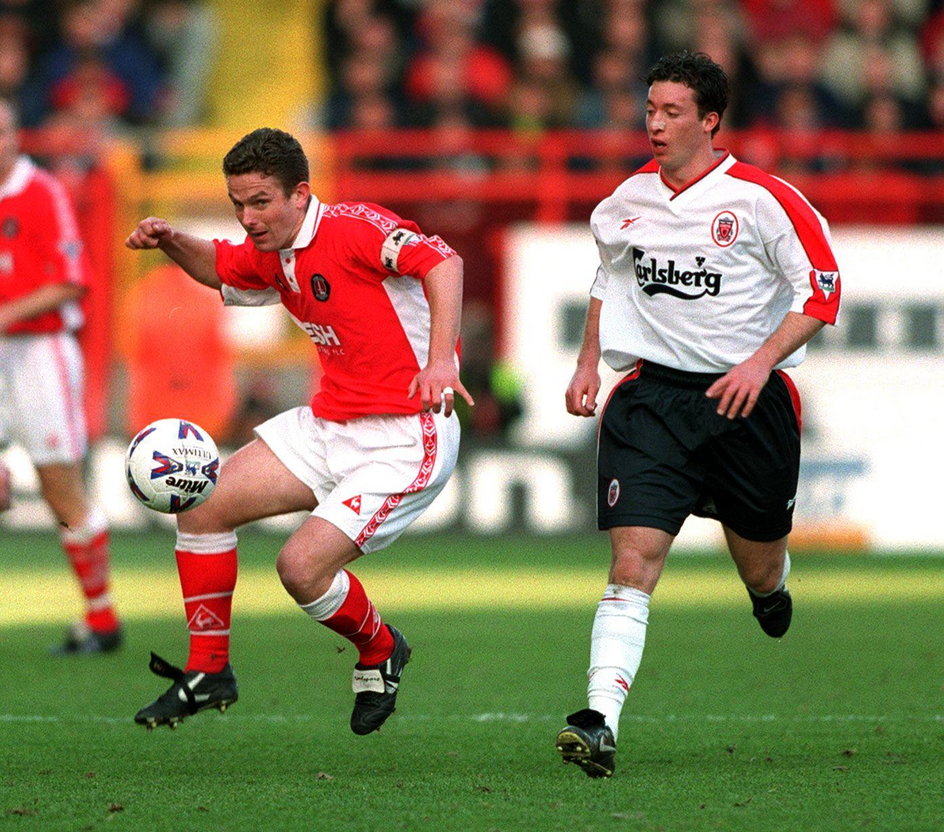 „No foul, no foul” mówił do sędziego Robbie Fowler (w białym stroju). Arbiter wiedział lepiej i wskazał na wapno.