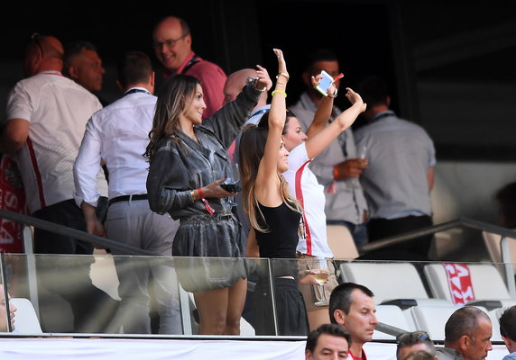 Żony piłkarzy na trybunach Stade Velodrome