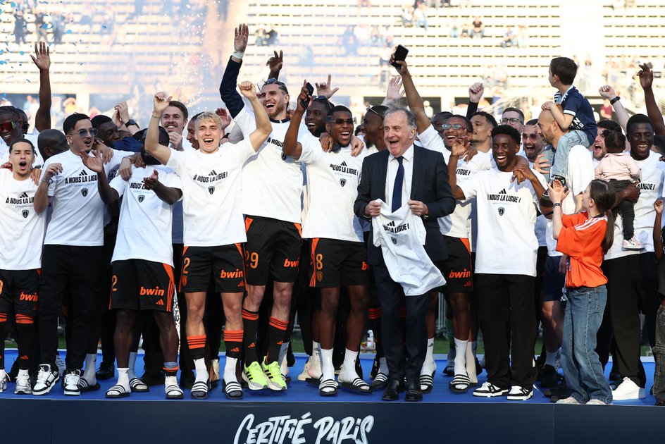 I giocatori del Paris FC festeggiano la promozione in Ligue 1