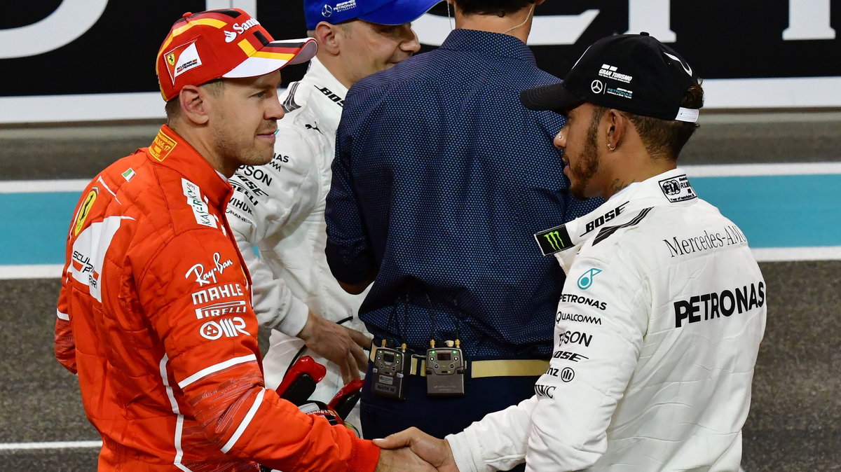 Sebastian Vettel (Ferrari) i Lewis Hamilton (Mercedes). W tle Valtteri Bottas (Mercedes)